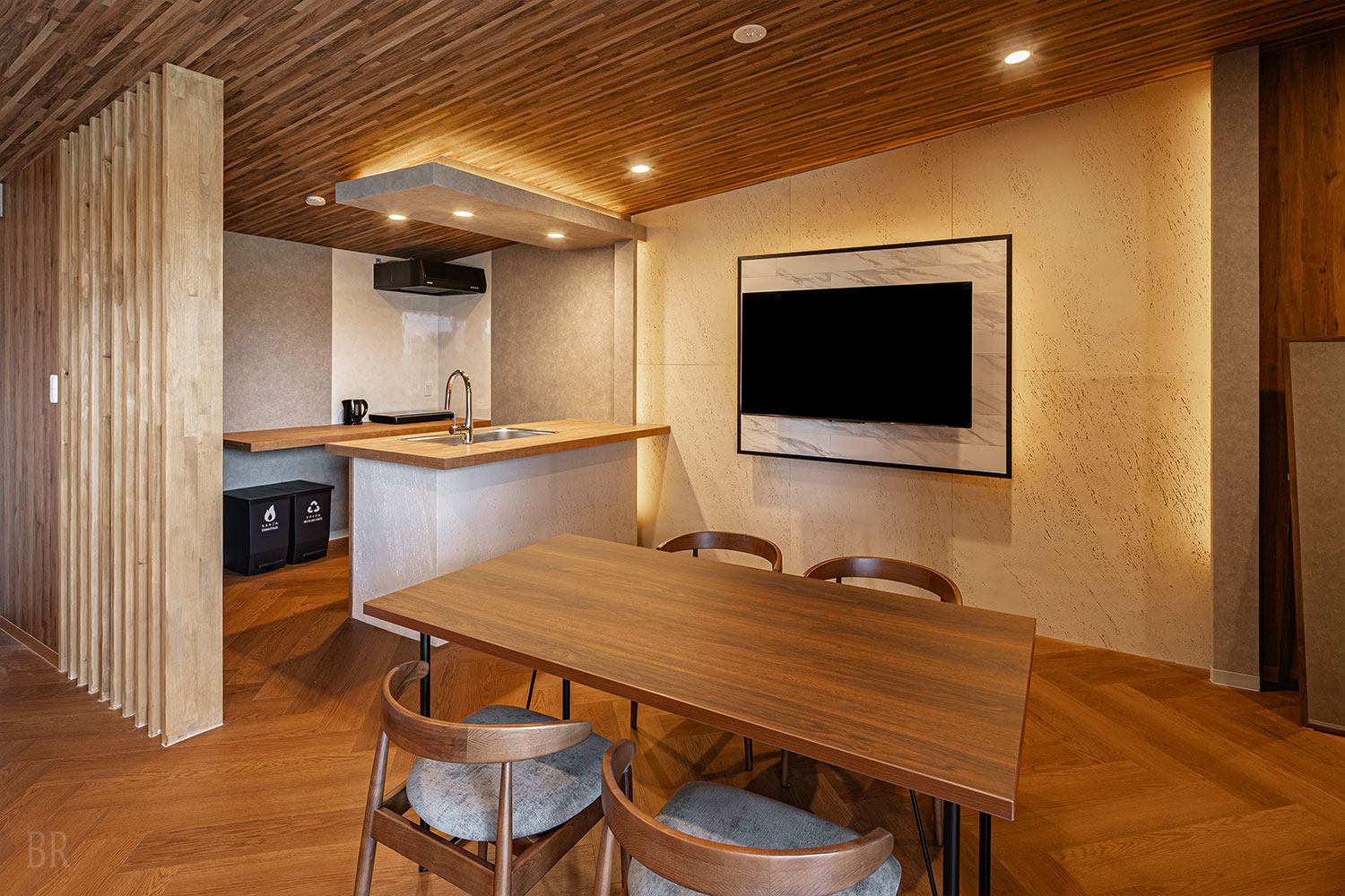 ヴィラB ダイニングとキッチン